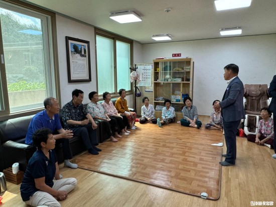1-1. 사진자료(불갑면, 폭염 대비 무더위쉼터 경로당 방문).jpg
