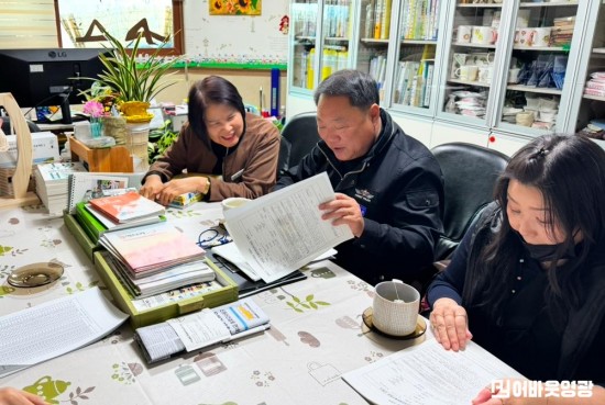 4.사진자료(홍농읍, 취약계층 방문 민생경제회복지원금 현장 접수).jpeg