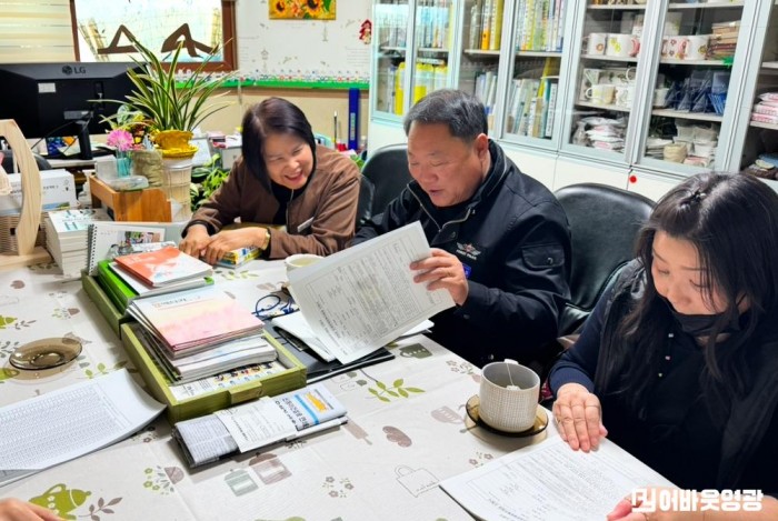 4.사진자료(홍농읍, 취약계층 방문 민생경제회복지원금 현장 접수).jpeg