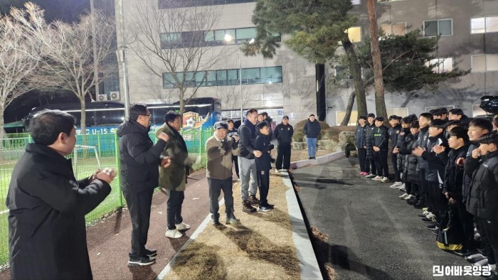 영광군의회 산업건설위원회, 영광FC 선수단 격려 사진.jpg