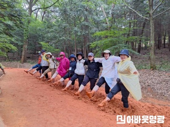 3.사진자료(영광군, 물무산 행복숲 맨발황톳길 개장).jpeg