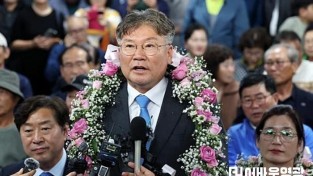 10·16 재보궐선거가 실시된 16일 오후 전남 영광군수 재선거에서 당선이 확실시된 더불어민주당 장세일 후보가 인터뷰하고 있다..jpg