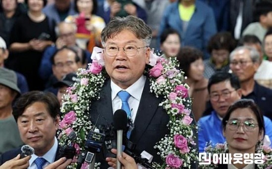 10·16 재보궐선거가 실시된 16일 오후 전남 영광군수 재선거에서 당선이 확실시된 더불어민주당 장세일 후보가 인터뷰하고 있다..jpg