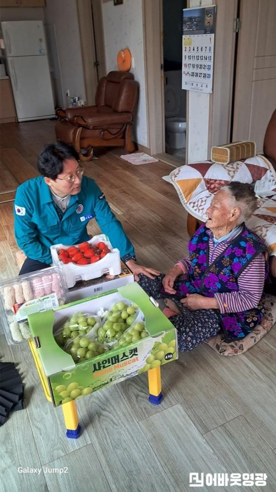 1.사진자료(법성면, 102세 장수 어르신께 생신 축하 선물 전달) (1).jpg