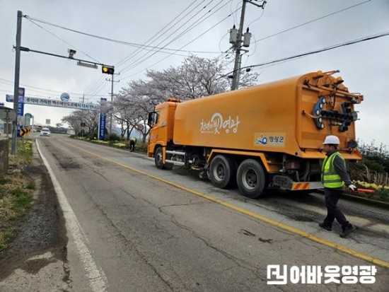 3.사진자료(영광군, 2025년 봄철 도로정비 추진) (1).jpg