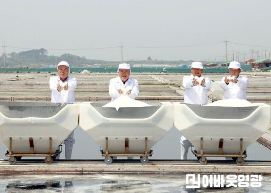 1.사진자료(풍년기원 천일염 채염 행사 개최) (1).JPG