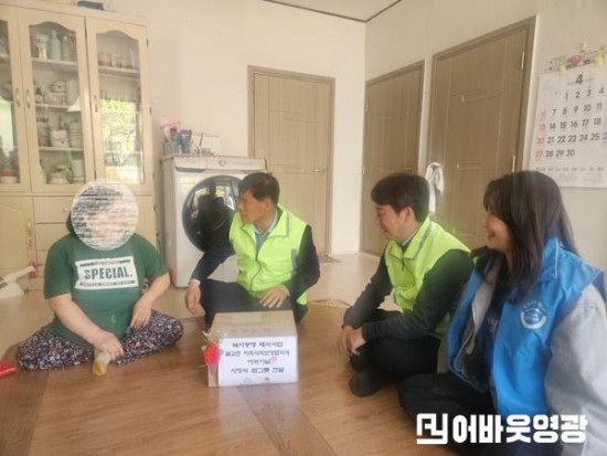 1.사진자료(불갑면 지역사회보장협의체, 사랑의 밥그릇 전달).jpeg