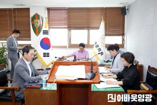 [크기변환]2025.06.05. 영광군의회 정책연구용역 위촉식 및 심의위원회-(38).JPG