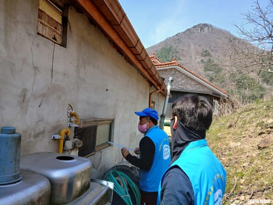 5.사진(불갑면, 관내 취약세대 주거복지 증진 위해 샤시교체·도배 지원)1.jpg