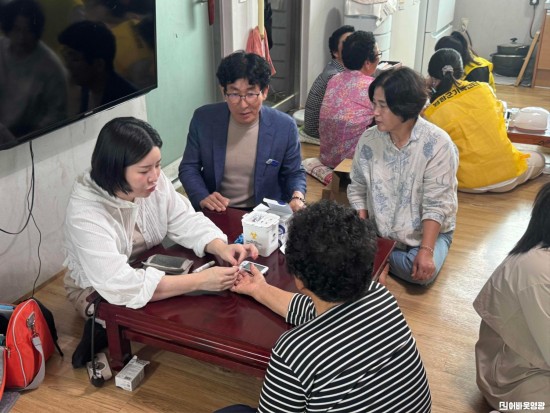 4.사진(홍농읍 행복손길, 건강발걸음 실시).jpg