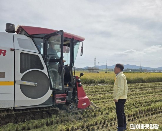 4.사진(영광읍, 벼 수확현장 찾아 농민의 땀에 귀 기울이다)1.jpeg