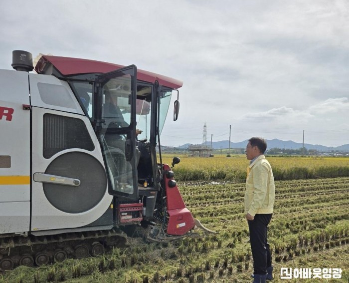 4.사진(영광읍, 벼 수확현장 찾아 농민의 땀에 귀 기울이다)1.jpeg