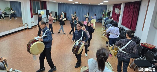 2.사진(덩덩 궁따궁 웃음이 넘치는 염산면 농악교실)2.jpg