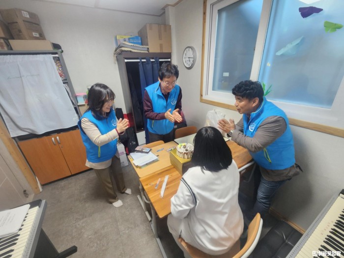 3.사진(법성면지역사회보장협의체 행복케이크 전달 11월).jpg