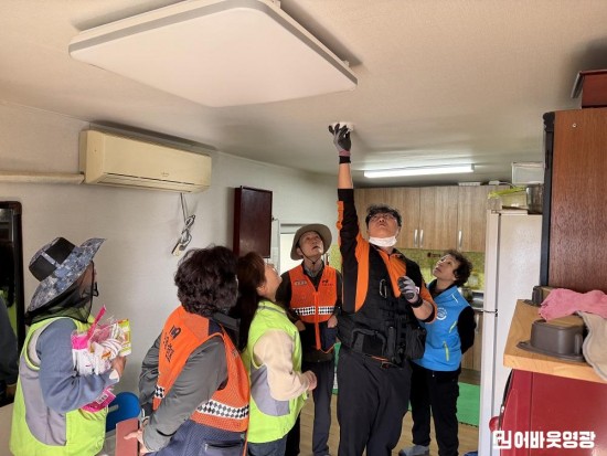 1.사진(군서면, 복지안전 취약계층 대상 안전 멀티탭 교체사업 추진)3.jpg