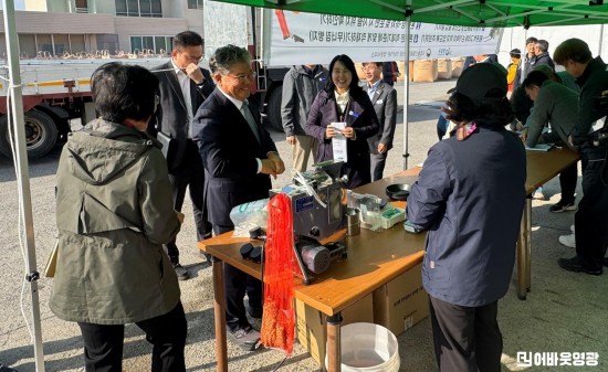 2.사진(영광군수, 친환경벼 매입 현장 찾아 농업인 격려).jpg