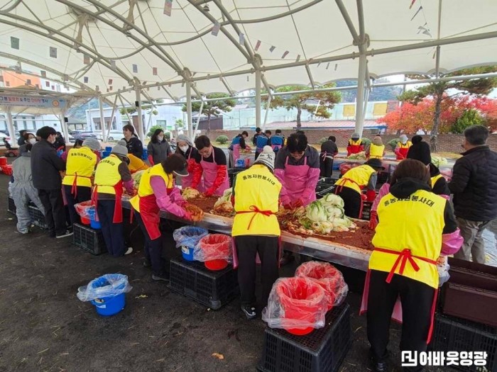 8.사진(홍농읍 여성자원봉사단, 사랑의 김장김치 나눔행사).jpg