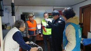 1.사진(불갑면, 동절기 전기안전 취약가구 합동 안전점검 실시)1.jpg