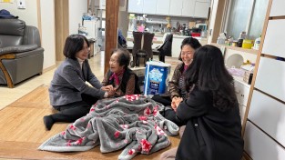 2.사진(백수읍, 장수어르신 생신축하 물품 전달)1.jpg