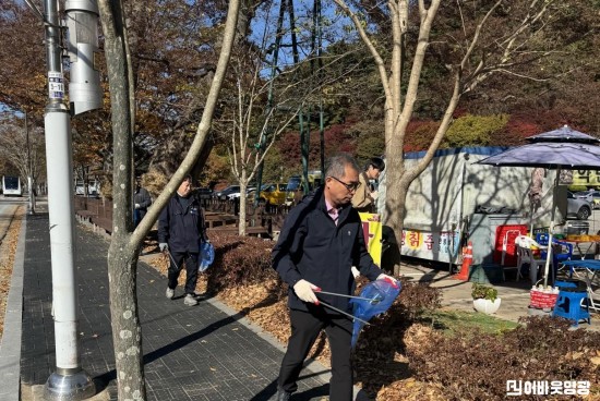 3.사진(불갑면, 늦가을 등산객 맞이 불갑사 환경정화활동 실시)2.jpeg