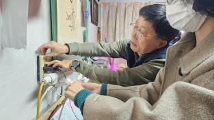 4.사진(대마면 안전협의체, 화재 취약가구에 안전멀티탭 교체활동 시행)2.jpg