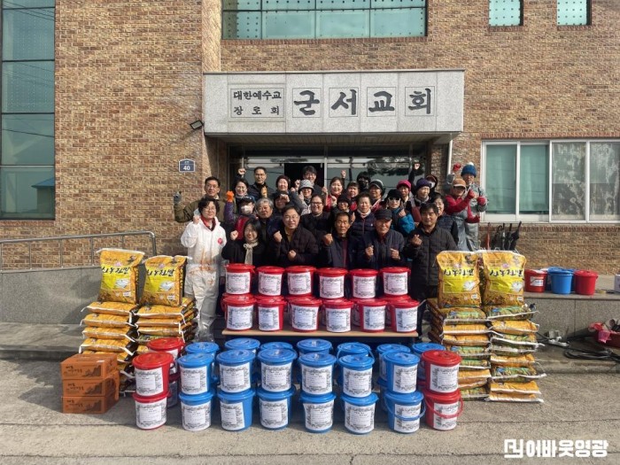 10.사진(군서교회, 사랑의 쌀 김치 나눔 온정 펼쳐).jpeg