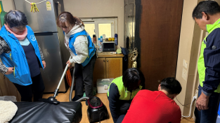 2.사진(백수읍, 복지·안전 취약계층 대상 멀티탭 교체로 화재예방 강화)1.png