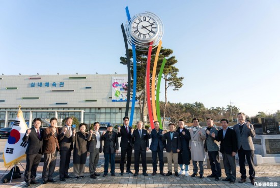 8.사진(5대체전 성공개최 기념 시계탑 제막식)2.jpg