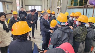 1. 사진자료(영광군수, 환경관리센터 재활용선별장 근로자 방문 격려) (1).jpg