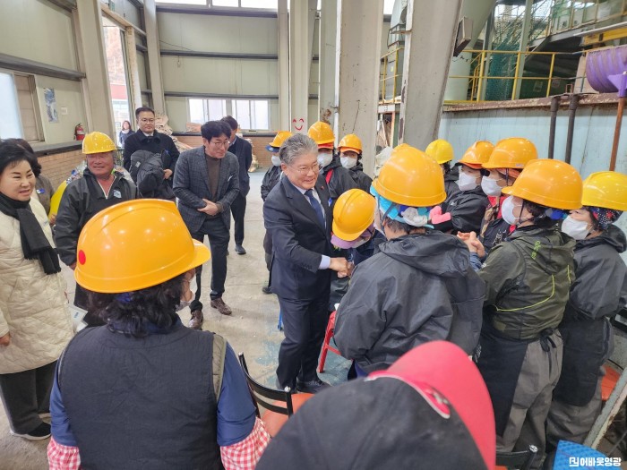 1. 사진자료(영광군수, 환경관리센터 재활용선별장 근로자 방문 격려) (1).jpg