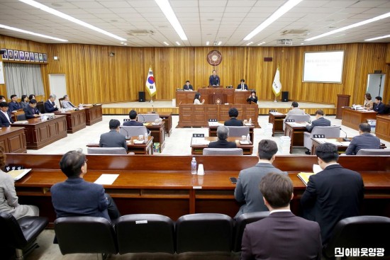 1. 2025.12.17. 제291회 영광군의회 제2차 정례회 폐회(1).JPG