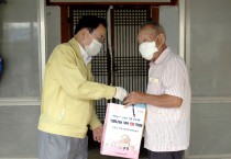 영광군, 코로나19 극복 위한 치매 어르신 건강 꾸러미 전달