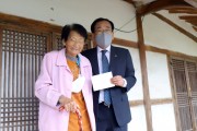 김준성 영광군수, 100세 장수 어르신에게 장수 지팡이 청려장 전달