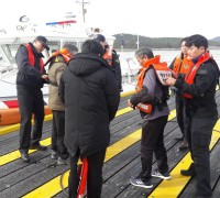 애타는 가슴, 실종 선원 가족 수색 현장 돌며 오열