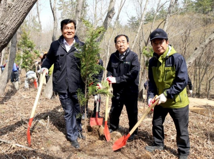 3.영광군, 제73회 식목일 기념 ‘물무산 행복숲’ 나무심기 행사-2.JPG