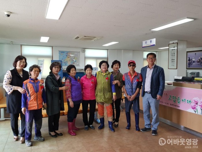 염산면, 어버이날 카네이션 달아드리기 2.jpg