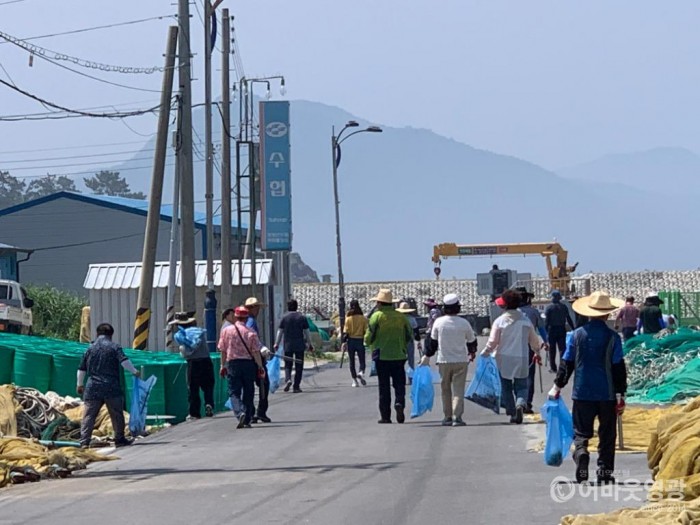 홍농읍, 가마미해수욕장 환경정화활동 펼쳐 2.jpeg