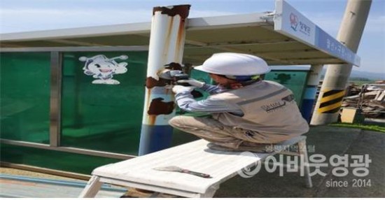 대마면 깨끗한 교통환경 조성! 군내버스 승강장 도장 및 정비작업 2.jpg