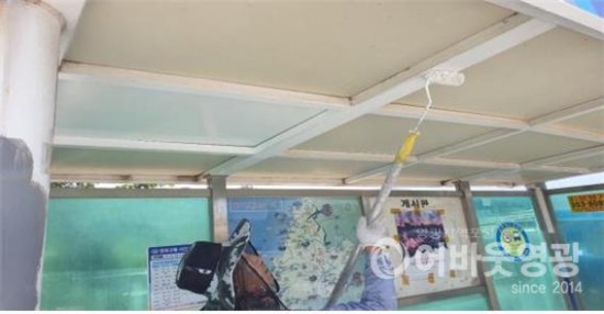 대마면 깨끗한 교통환경 조성! 군내버스 승강장 도장 및 정비작업 3.jpg