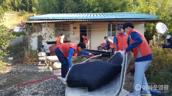 영광정주새마을금고 느니타무봉사대, 집수리 봉사활동 전개 1.jpg