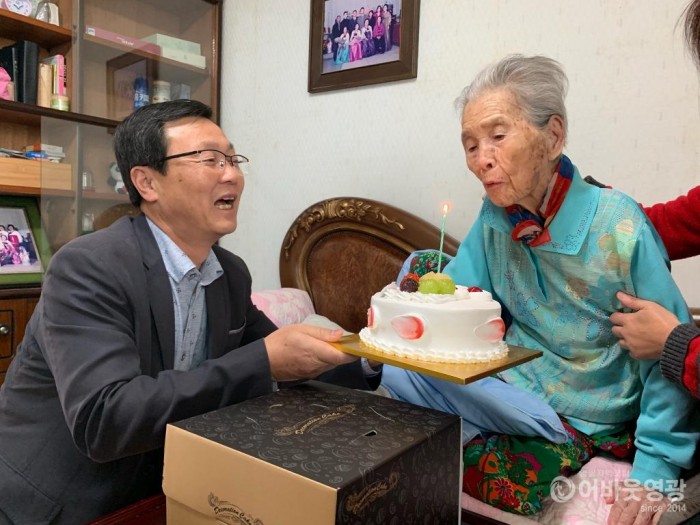홍농읍 장수 어르신 생신 축하.jpg