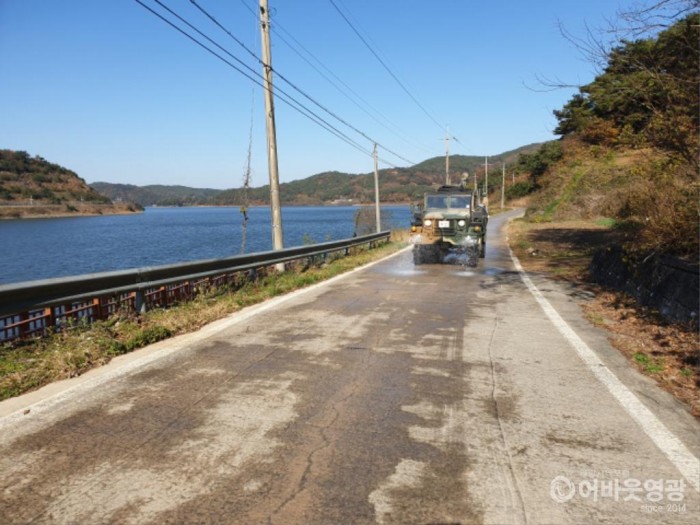 사본 -영광군, 공군 제1전투비행단 협조 철새도래지 소독 실시 2.jpg