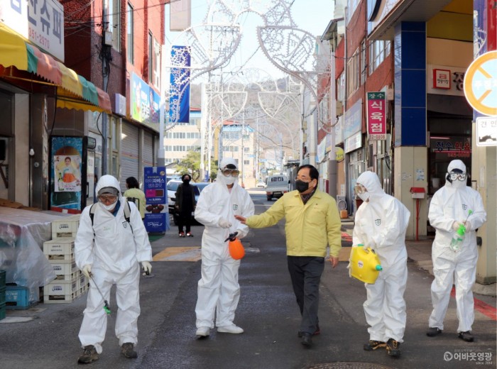 김준성 영광군수, 휴일반납 코로나19 방역소독 현장 특별점검 2.jpg
