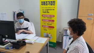 6. 영광군 치매안심센터에서 한 어르신께서 치매관련 상담을 받고있다..jpg