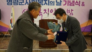 감사패 수여 사진.jpg