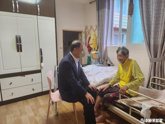 읍면2.사진자료(백수읍, 장수어르신 생신 축하 방문) (2).jpeg