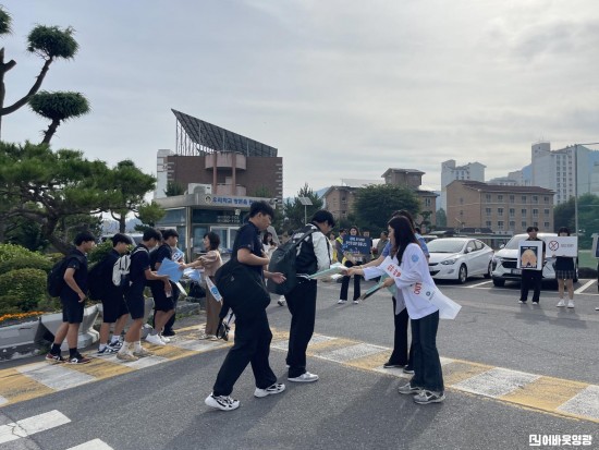 6.사진자료(영광군, 세계 마약퇴치의 날 등굣길 캠페인) (2)[크기변환].jpg