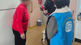 1.사진(대마면 복지기동대, 119 생활안전순찰대 합동 취약계층 대상 화재예방 안전꾸러미 전달).jpg