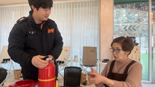 1.사진(영광군, 농어촌민박 79개소에 소화기 배부)3.jpeg