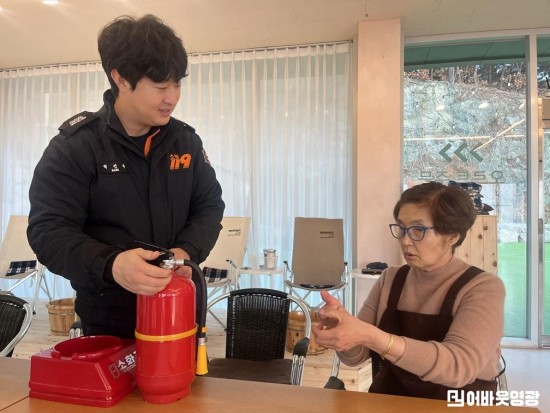 1.사진(영광군, 농어촌민박 79개소에 소화기 배부)3.jpeg